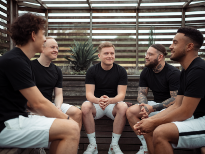 Wie führe ich ein bandinterview, das songwriting‑prozesse, produktionsentscheidungen und persönliche konfliktdynamiken offenlegt