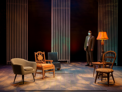 Wie inszeniert ein regisseur intime beziehungen auf der bühne ohne klischees zu nutzen