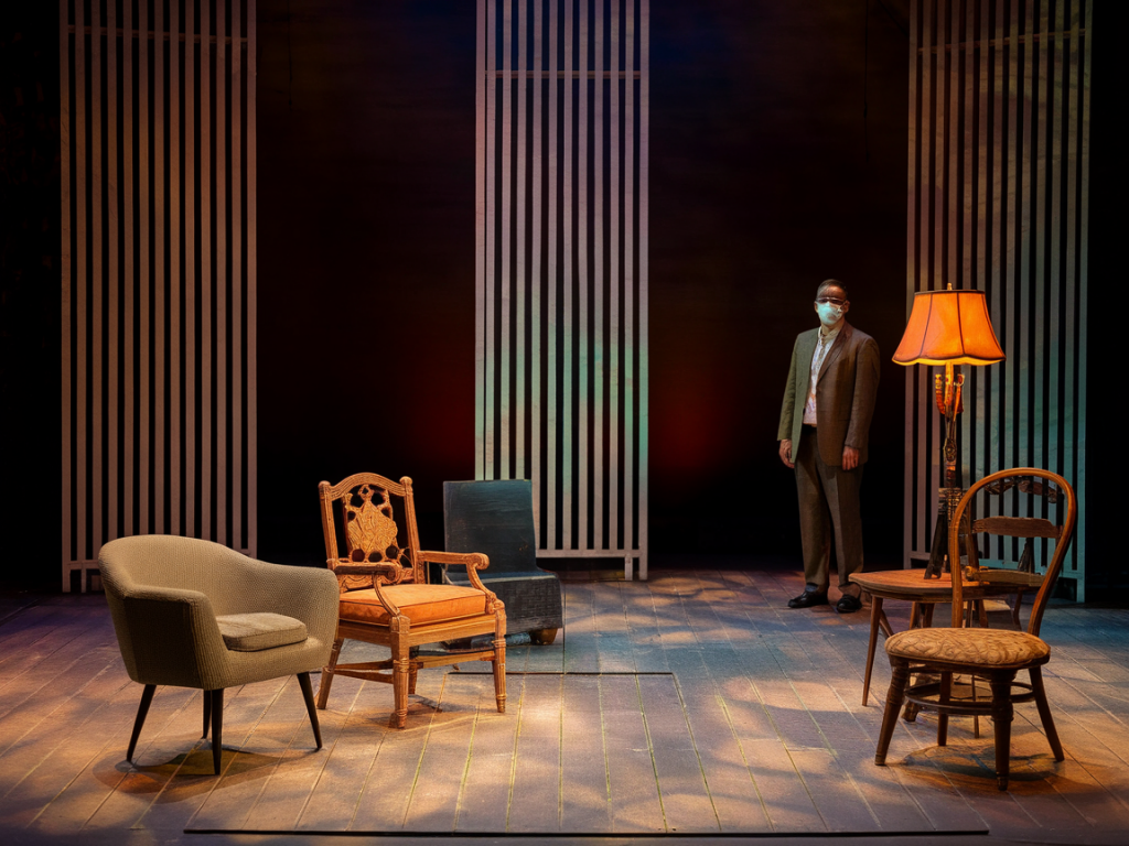 Wie inszeniert ein regisseur intime beziehungen auf der bühne ohne klischees zu nutzen